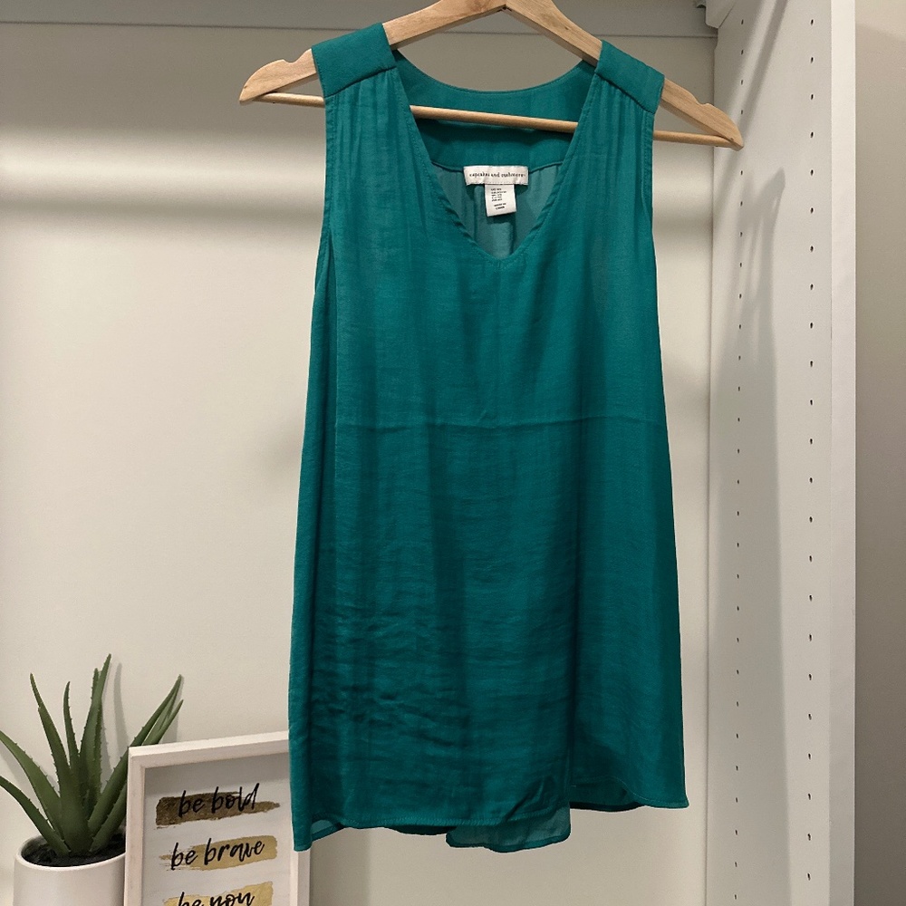 Chic green flowy top